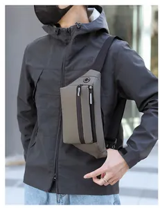 Détail du sac bandoulière kaki avec fermeture réfléchissante et tissu imperméable