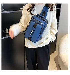 Détail du sac de poitrine bleu en polyester avec port USB et bandoulière en nylon réglable