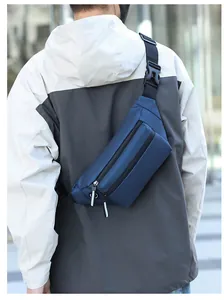 Détail du sac de poitrine bleu foncé imperméable avec plusieurs compartiments zippés et boucles