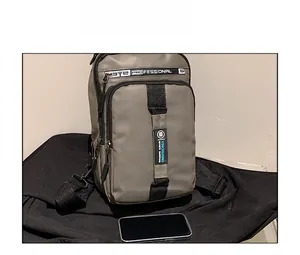 Sac bandoulière gris imperméable comparaison de taille avec smartphone et port USB