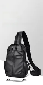 Détail du sac de poitrine imperméable avec port de charge USB et poche zippée