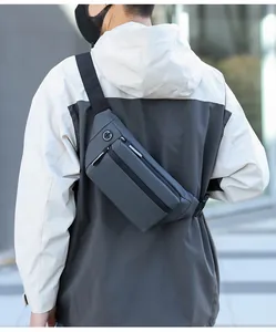 Détail du sac bandoulière gris foncé imperméable avec port casque et sangle réglable