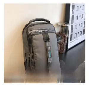 Détail du sac bandoulière gris en tissu Oxford imperméable avec le logo YINCHUANG