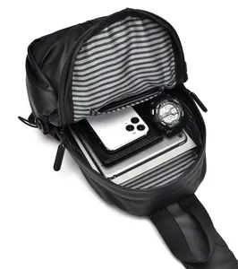 Détail de l'intérieur spacieux avec doublure rayée pour ranger téléphone et tablette