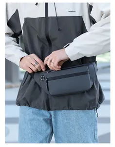 Détail du sac banane gris foncé imperméable avec poche zippée et orifice pour les écouteurs