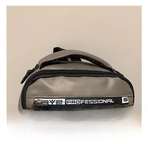 Détail de la poignée rembourrée et de la sangle en nylon du sac à dos vert-gris poli