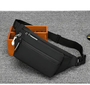 Détail d'un sac banane noir étanche avec prise casque et plusieurs poches zippées
