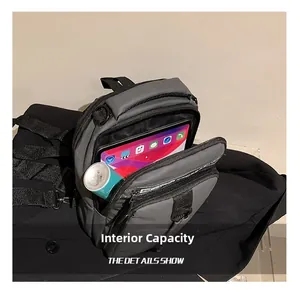 Capacité interne du sac bandoulière pour homme avec compartiment tablette et poche