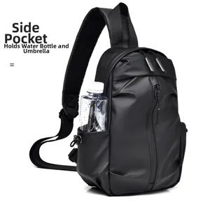 Détail de la poche latérale élastique pour bouteilles sur le sac bandoulière noir