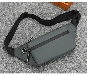 Vue détaillée du sac banane gris foncé imperméable avec port pour écouteurs