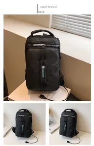 Vue détaillée du sac de poitrine en nylon noir avec port USB et sangle à logo