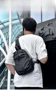 Sac de poitrine noir en tissu Oxford pour homme dans un cadre urbain et moderne