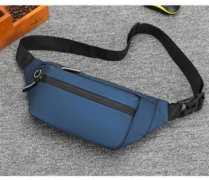 Détail du sac de sport en nylon bleu avec port casque et sangle réglable