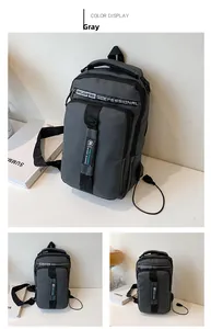 Détail d'un sac bandoulière gris pour homme avec port de charge USB et plusieurs poches zippées