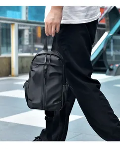 Vue détaillée d'un sac de poitrine noir en tissu oxford avec fermeture éclair verticale