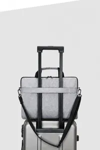 Custodia per laptop con fascia per il fissaggio alla maniglia del trolley