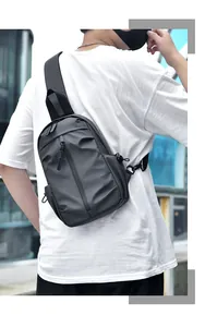 Vue détaillée du dos d'un sac de poitrine multifonctionnel en tissu oxford noir sur un homme