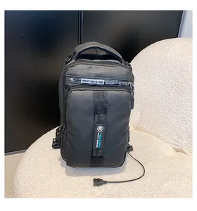 Détail du sac de poitrine noir avec port USB et plusieurs compartiments zippés
