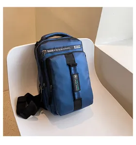 Gros plan du sac de sport bleu à poches multiples avec une texture en nylon très durable