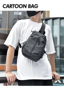 Sac bandoulière homme en tissu imperméable mat porté par un mannequin en extérieur
