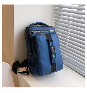 Détail du sac de poitrine bleu en nylon imperméable avec logo YINCHUANG et poignée