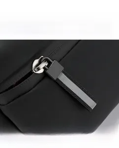 Détail de la fermeture éclair fluide et tirette réfléchissante sur le sac à bandoulière
