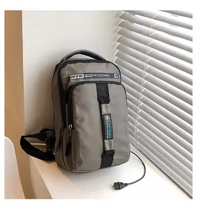 Vue détaillée du sac à dos de sport kaki avec port USB et tissu résistant à l'eau