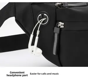Détail de l'orifice pour écouteurs et de la fermeture éclair réfléchissante sur sac noir