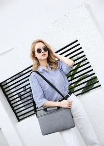 Modello all'aperto con borsa per laptop grigia impermeabile con tracolla nera