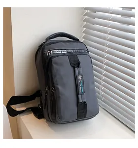Détail du sac à dos sport gris avec port USB, tissu durable et marquage de marque