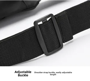 Détail de la bandoulière réglable en nylon avec boucle mate pour longueur du sac
