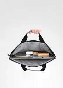 Dettaglio dell'interno della borsa per laptop con scomparto per PC e tasche