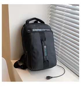 Détail d'un sac à dos sport noir avec port de charge USB et texture en tissu nylon durable