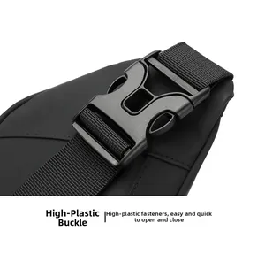 Détail d'une boucle en plastique robuste et d'une sangle en nylon sur une sacoche
