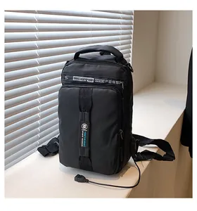 Détail du sac de poitrine en nylon imperméable avec port USB intégré et poignée robuste