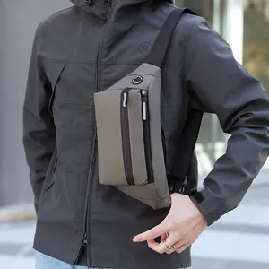 Sac de poitrine de sport pour hommes en tissu gris-vert avec plusieurs poches zippées