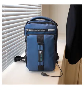 Sacoche bleue en nylon imperméable avec port USB dans un décor urbain minimaliste