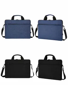 Dettaglio borsa porta PC impermeabile disponibile nei colori blu e nero con manici