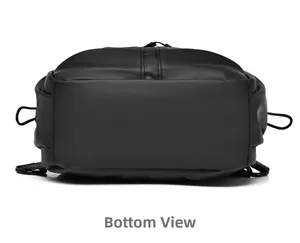 Vue détaillée du fond du sac de poitrine noir en oxford imperméable avec coutures nettes