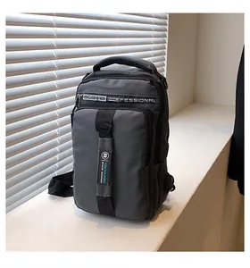 Détail du sac de poitrine sport gris foncé imperméable avec port USB et fermetures