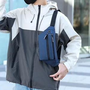 Sac de poitrine bleu marine pour homme avec port casque et multiples poches zippées de sport