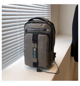Vue détaillée du sac à bandoulière en nylon imperméable avec port USB et sangle logo