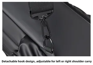 Détail du crochet amovible en métal mat et sangle en nylon pour sac bandoulière