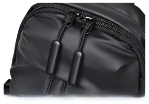 Détail de la double fermeture éclair noire avec tirettes en corde sur tissu oxford imperméable