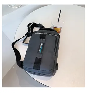 Détail d'un sac de poitrine gris foncé imperméable posé sur une table café