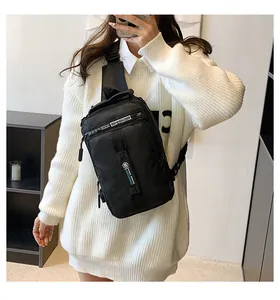 Détail du sac de poitrine tactique noir avec port USB et poches zippées fonctionnelles