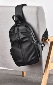 Détails du sac de poitrine noir imperméable avec fermetures éclair sur une chaise