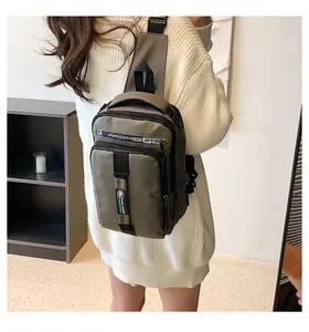 Détail du sac de poitrine gris montrant la boucle renforcée et la sangle ajustable