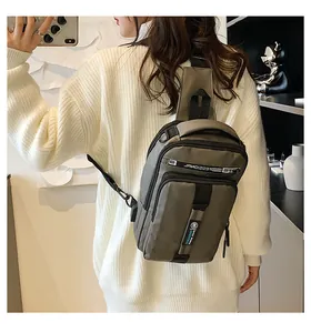 Gros plan sur le sac de poitrine tactique vert olive avec sangle réglable et ruban technique