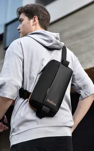 Detailansicht der schwarzen Herren-Brusttasche mit orangefarbenem Rand und Gurt